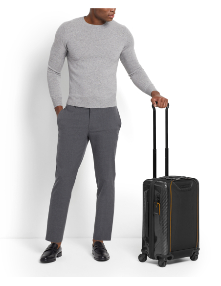 Valise cabine Aero 56 cm à panneaux moulés TUMI McLaren Black, exemple de prise en main de la poignée