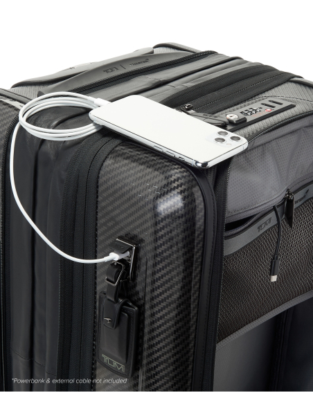 Valise cabine Aero 56 cm carbone TUMI McLaren Carbon, port USB-C avec téléphone illustratif