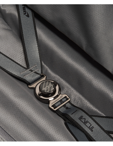 Valise cabine Aero 56 cm carbone TUMI McLaren Carbon, détail des sangles intérieures