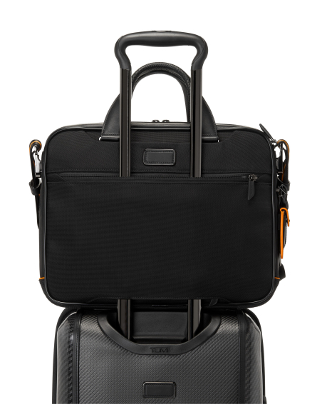 Porte-documents Slim Axle TUMI McLaren Black, passant arrière fixé sur une valise
