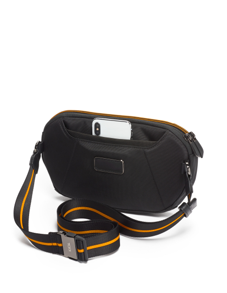 Pochette utilitaire Lumin à face moulée TUMI McLaren Black, poche arrière avec téléphone illustratif