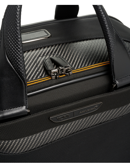 Sac de voyage Quantum à face moulée TUMI McLaren Black, détail de la poignée et du panneau avant