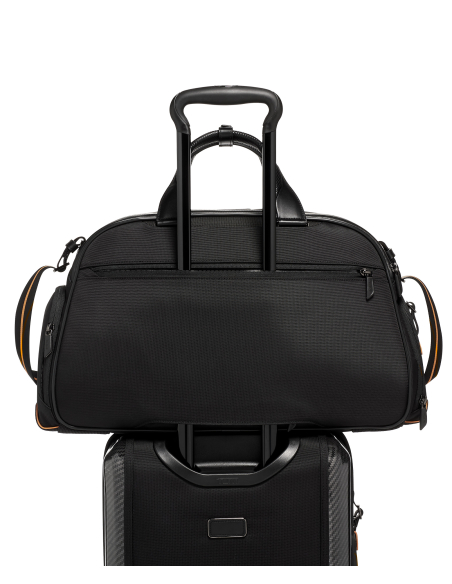 Sac de voyage Quantum à face moulée TUMI McLaren Black, passant arrière fixé sur une valise