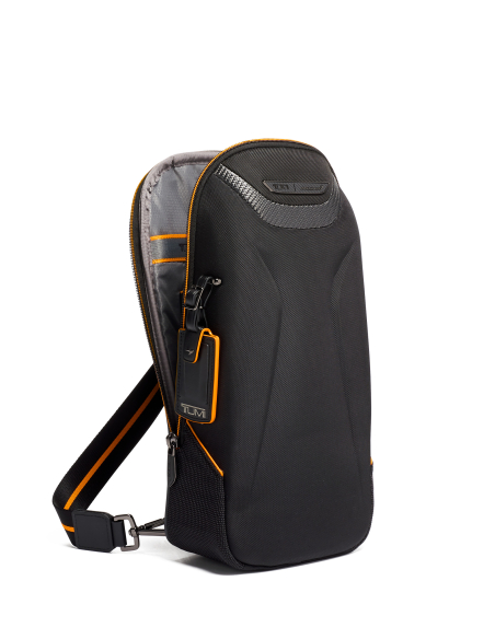 Sac porté croisé Torque à face moulée TUMI McLaren Black, vue de trois quarts et bandoulière