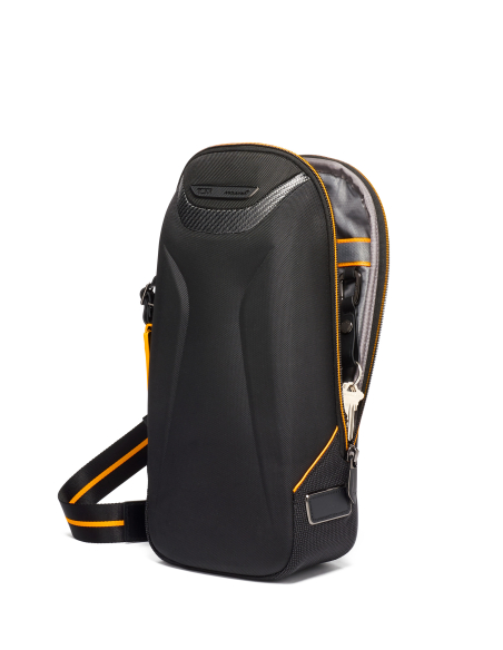 Sac porté croisé Torque à face moulée TUMI McLaren Black, compartiment principal ouvert