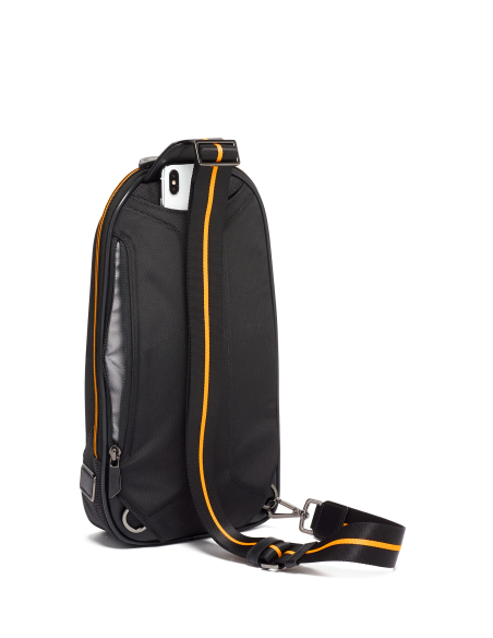 Sac porté croisé Torque à face moulée TUMI McLaren Black, poche arrière avec téléphone illustratif