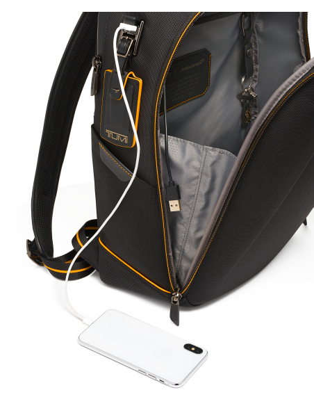 Sac à dos Velocity à face moulée TUMI McLaren Black, port USB-C avec téléphone illustratif