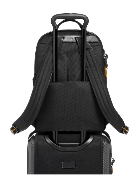 Sac à dos Velocity à face moulée TUMI McLaren Black, passant arrière fixé sur une valise