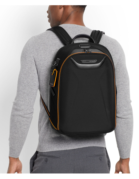 Sac à dos Velocity à face moulée TUMI McLaren Black, vue de trois quarts du sac porté