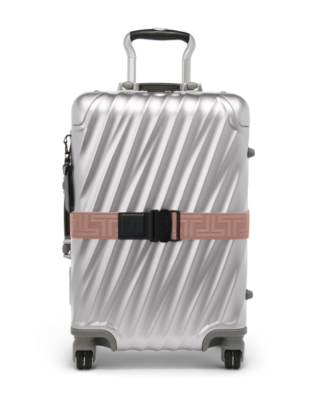 Sangle de bagage réglable TUMI Light Mauve, sangle fermée autour d’une valise vue avant