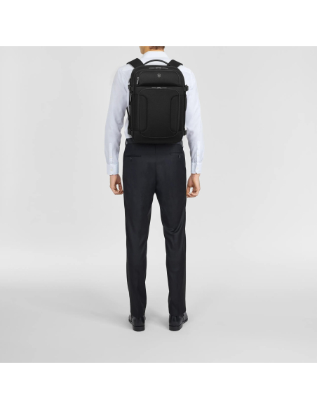 Sac à dos porté avec une tenue professionnelle – Werks Traveler 7.0 Noir