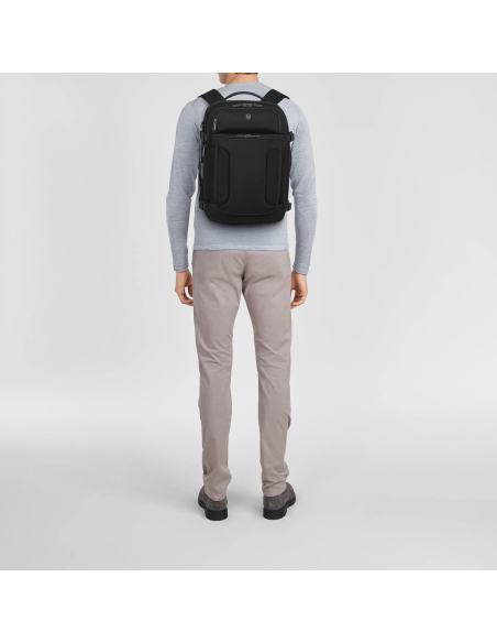 Sac à dos porté avec une tenue décontractée – Werks Traveler 7.0 Noir