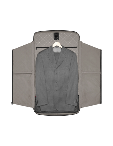 Housse déployée avec une veste sur cintre – Werks Traveler 7.0 Noir