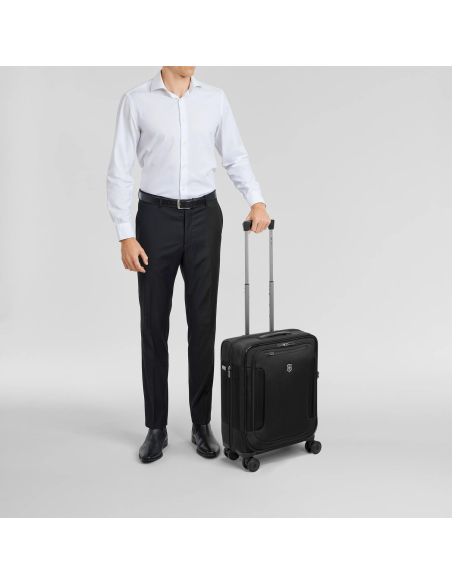 Cabine accompagnant un voyageur en tenue professionnelle – Werks Traveler 7.0 Noir