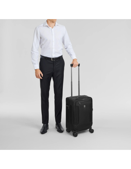 Cabine accompagnant un voyageur en tenue professionnelle – Werks Traveler 7.0 Noir