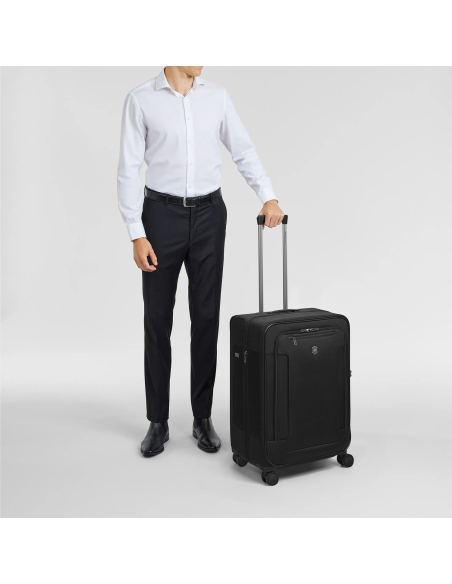 Valise accompagnant un voyageur en tenue professionnelle – Werks Traveler 7.0 Noir