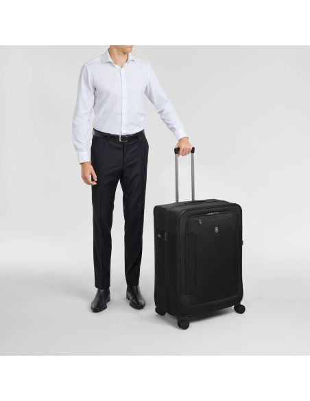 Valise accompagnant un voyageur en tenue professionnelle – Werks Traveler 7.0 Noir