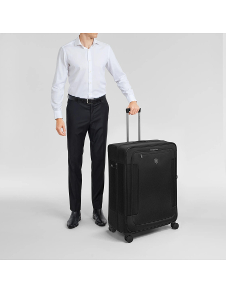 Valise accompagnant un voyageur en tenue professionnelle – Werks Traveler 7.0 Noir