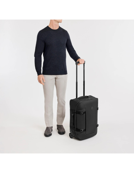 Sac à deux roues 55 cm présenté avec un voyageur – Victorinox Altmont Modern Noir