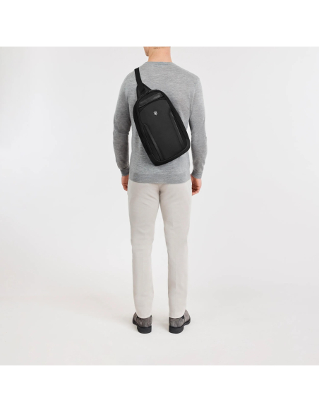 Victorinox Altmont Professional Tablet Sling Noir, porté croisé sur le buste