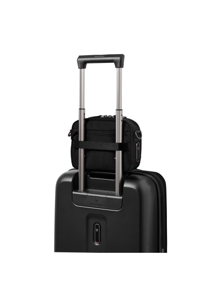 Sac à bandoulière compact Victorinox Mythic 17 cm Noir – installé sur une valise