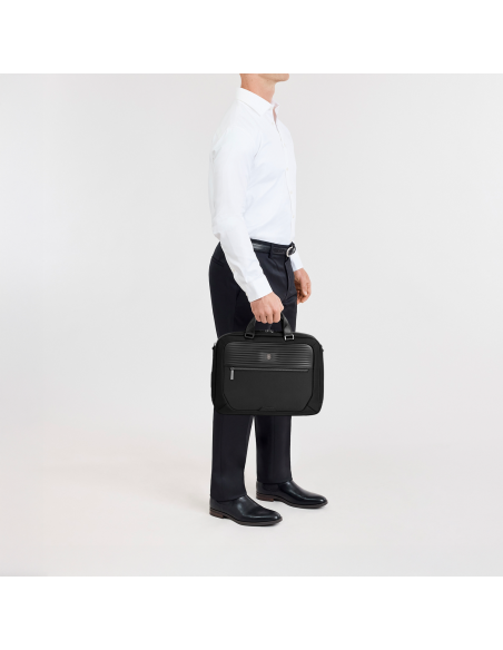 Serviette Deluxe Victorinox Mythic 15,6 pouces Noir – portée à la main