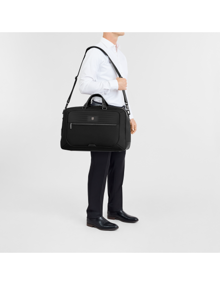 Sac de voyage Weekender Victorinox Mythic 33 cm Noir – porté à l’épaule