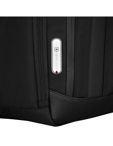 Détail du badge latéral — sac à dos Deluxe Victorinox Architecture Urban2 — Noir