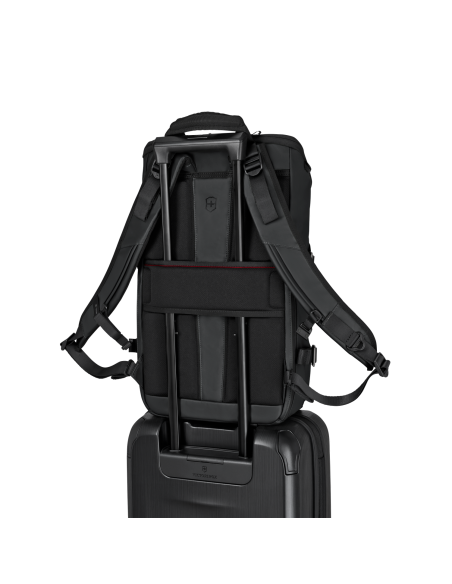 Sac à dos compact 14 pouces Victorinox Touring noir – passant arrière installé sur la poignée télescopique d’une valise