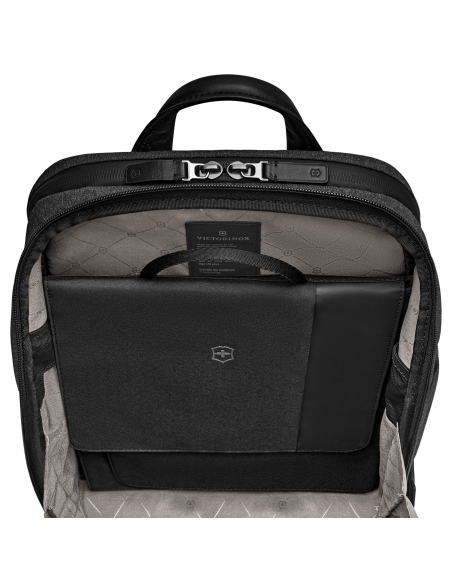 Organiseur Small Packmaster Victorinox Travel Essentials Noir, organiseur installé dans un sac à dos