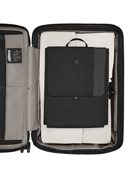 Organiseur Medium Packmaster Victorinox Travel Essentials Noir, organiseur placé dans une valise ouverte