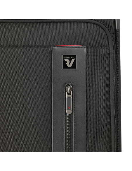 Roncato Cambridge Noir, détail du logo et de la poche verticale
