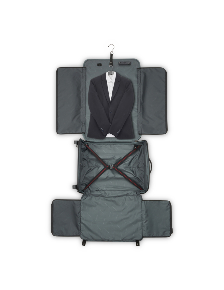 Roncato Cambridge Noir, intérieur ouvert avec veste de présentation