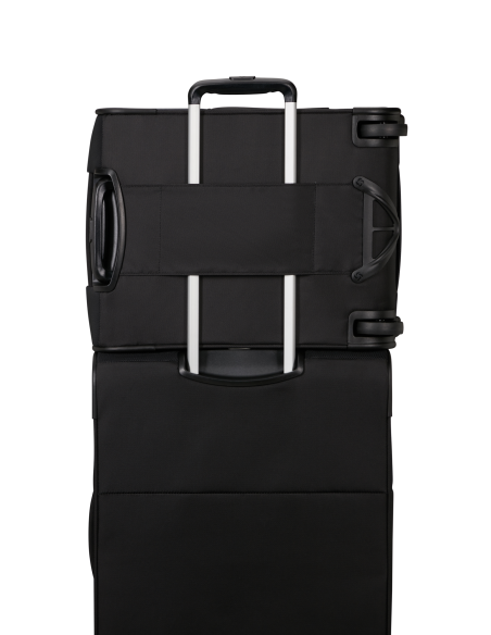 Samsonite Base Breeze 45 cm Noir, passant arrière glissé sur la poignée d’une valise