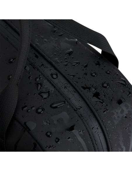 Kapten & Son Bergen Pro All Black, détail de la matière sous les gouttes d’eau