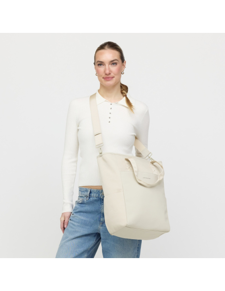 Kapten & Son Lindby Pro Sandstone, porté à l’épaule
