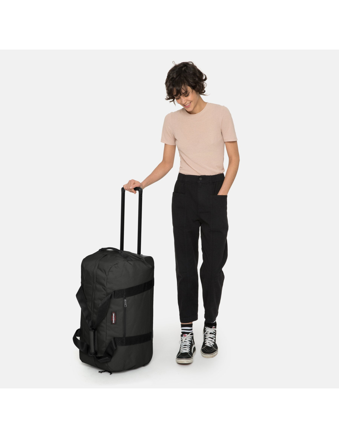 Eastpak Container 65+ Black, en situation, poign&eacute;e t&eacute;lescopique d&eacute;ploy&eacute;e