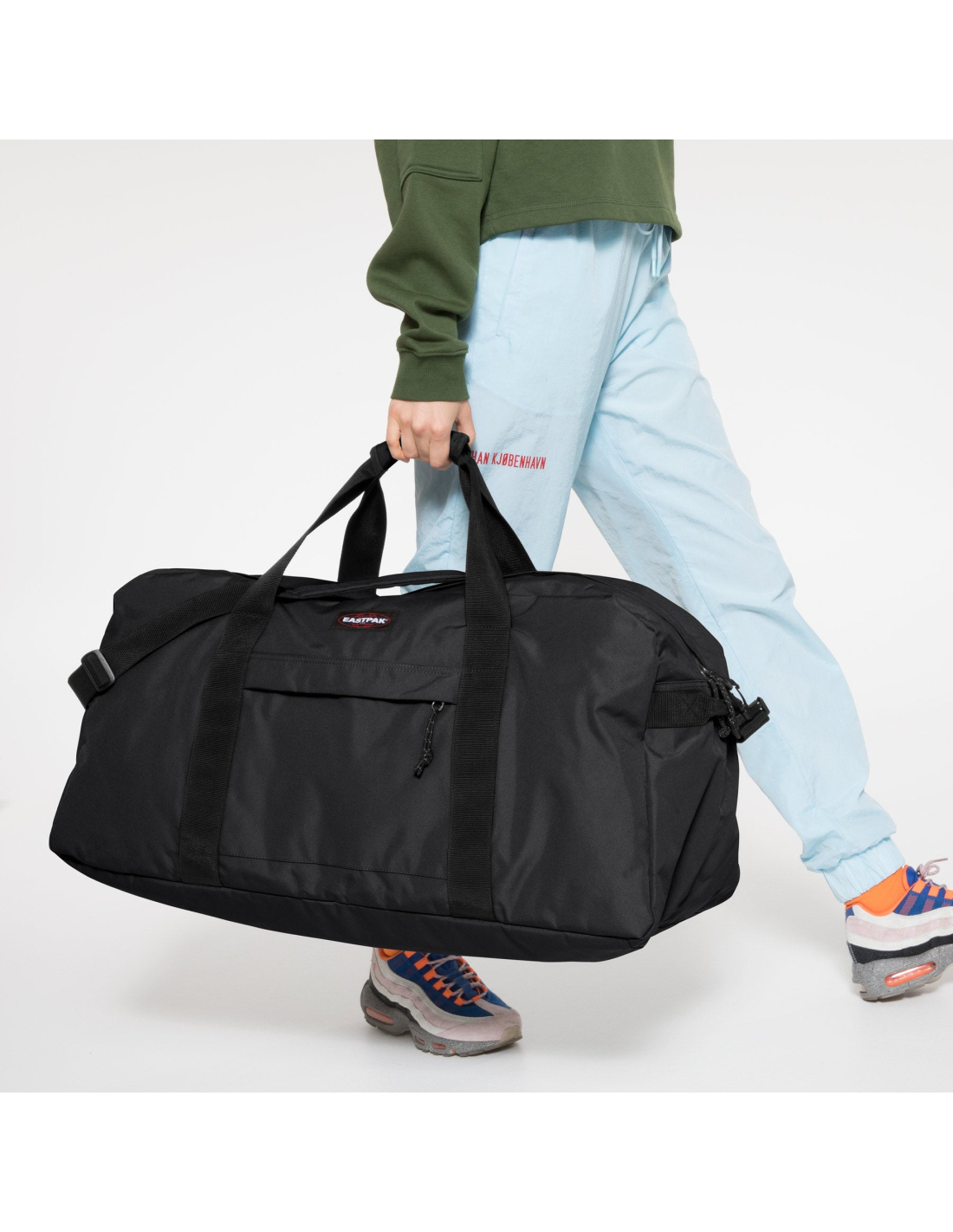Eastpak Terminal+ Black, port&eacute; &agrave; la main en situation