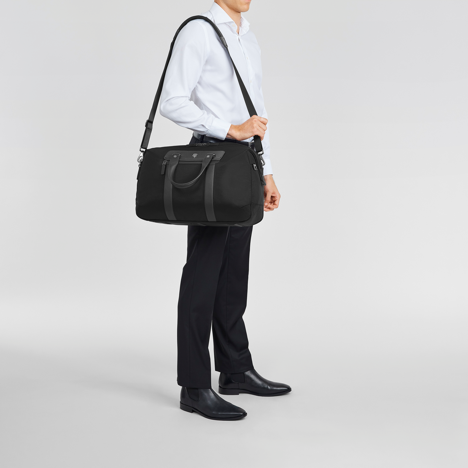 Compact Weekender Victorinox Architecture Urban2 port&eacute; &agrave; l&rsquo;&eacute;paule
