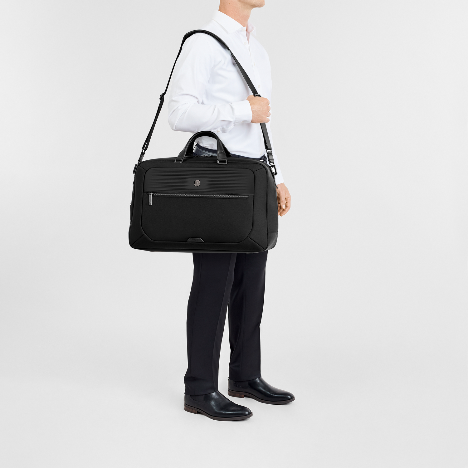 Sac de voyage Weekender Victorinox Mythic porté à l’épaule