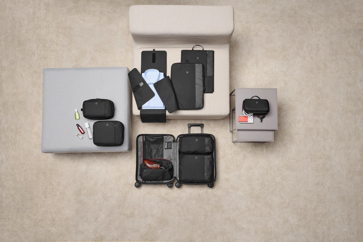 Accessoires Victorinox Travel Essentials en situation, organiseurs et trousses près d’une valise