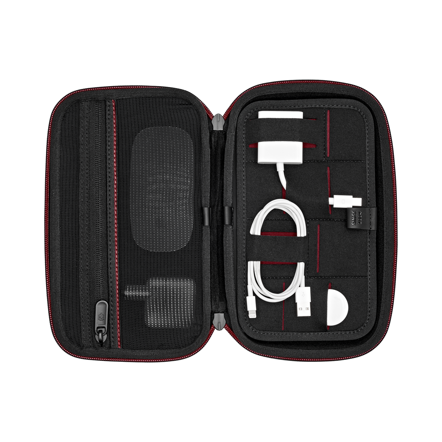 Tech Pouch Victorinox Travel Essentials ouverte avec câbles et chargeurs dans les rangements