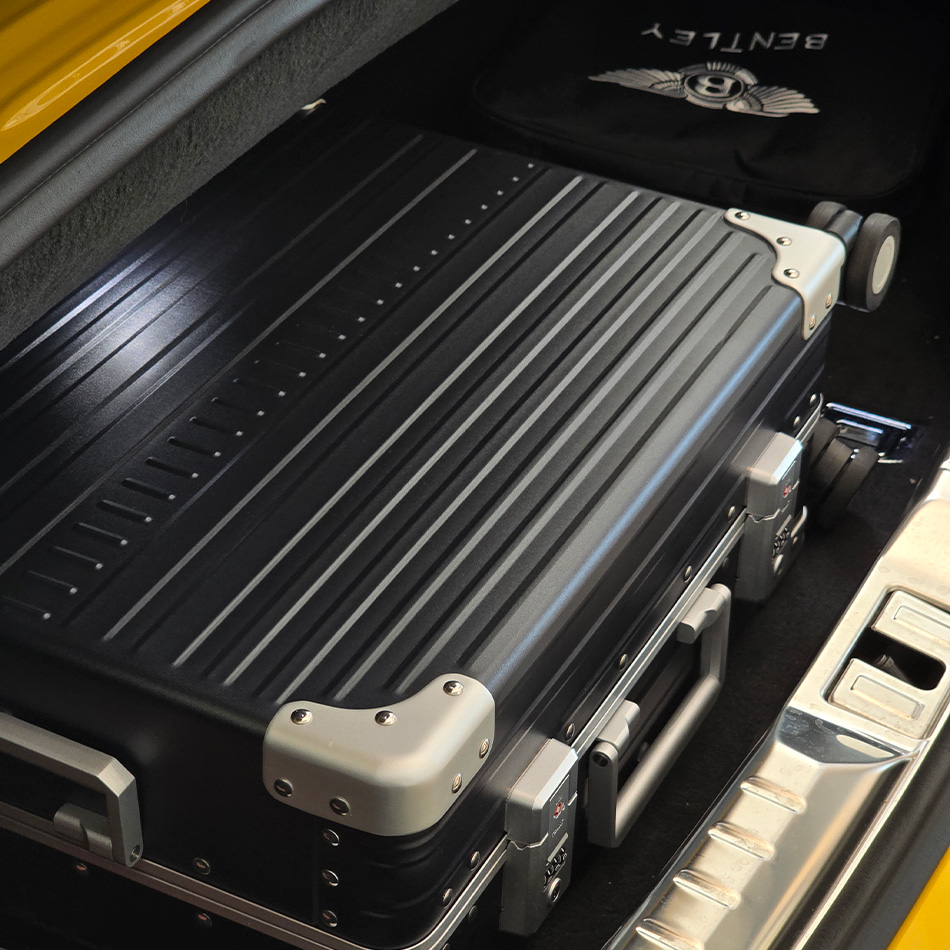Valise ALEON FORTIS Onyx Dust placée dans le coffre d’une voiture