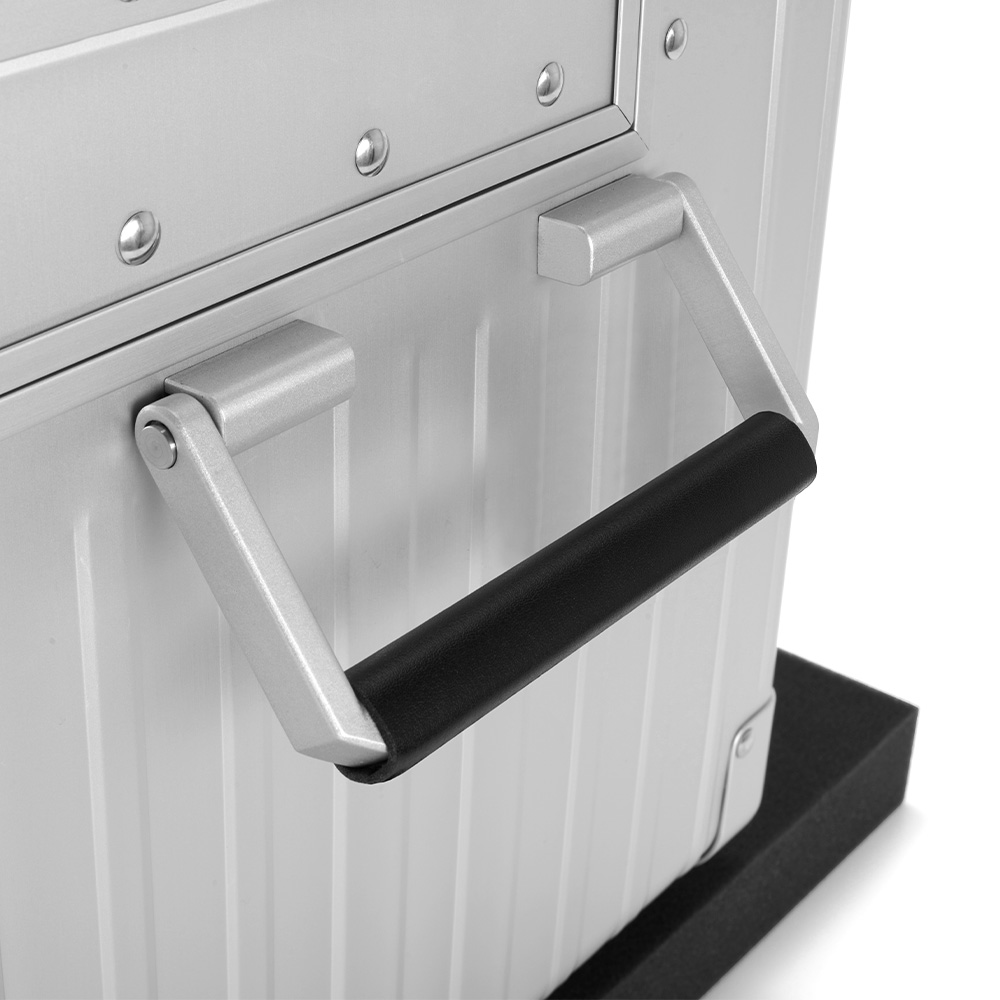 Poignée latérale de transport et patin d’une malle aluminium ALEON
