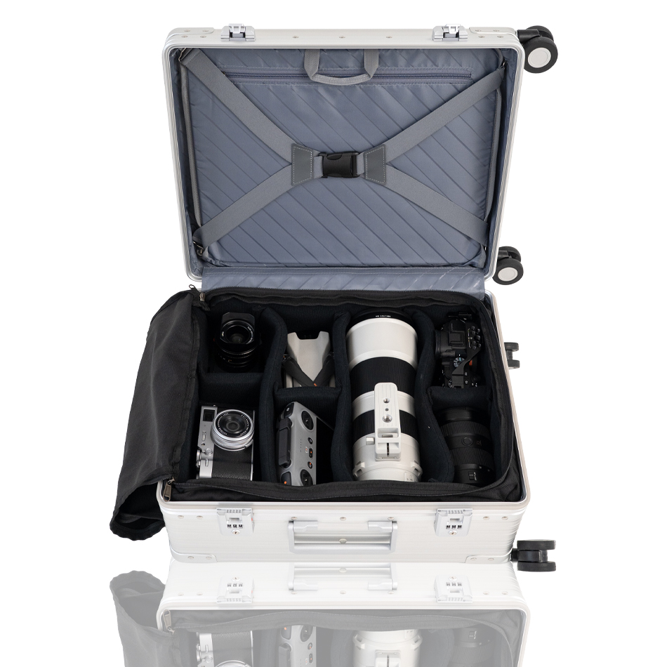 Valise photo ALEON en aluminium ouverte avec appareils et objectifs séparés dans l’insert rembourré