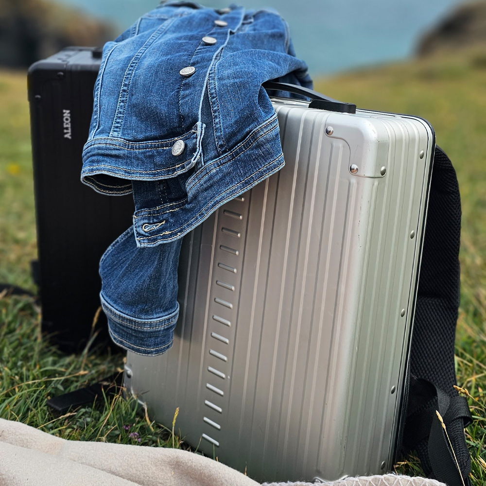 Sacs &agrave; dos ALEON Onyx et Platinum &agrave; coque aluminium pos&eacute;s en ext&eacute;rieur