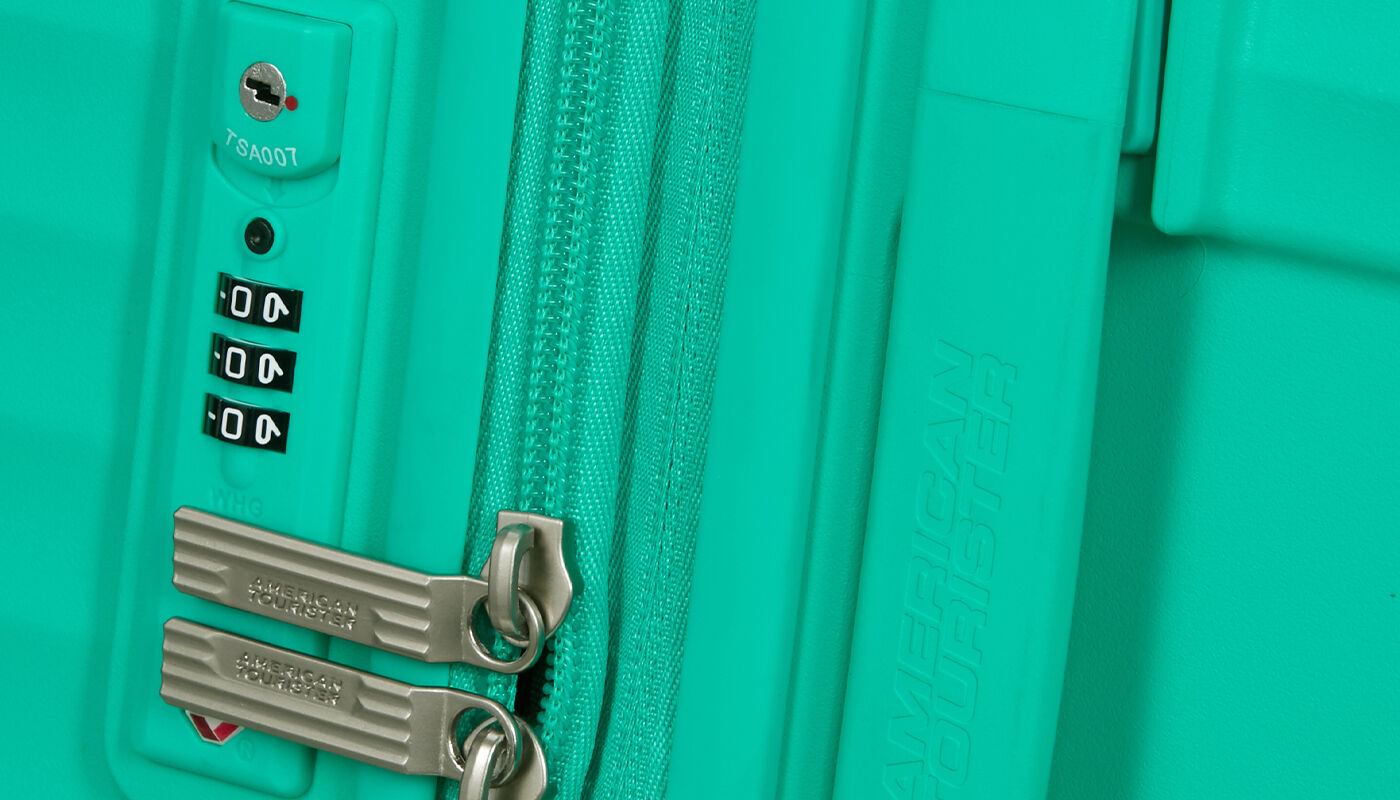 Serrure TSA encastrée à trois chiffres sur une valise American Tourister Diablast