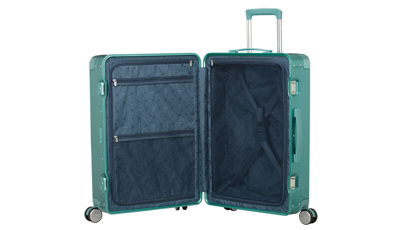 Intérieur d’une American Tourister Soundbox Alu avec séparateurs zippés et poches en filet
