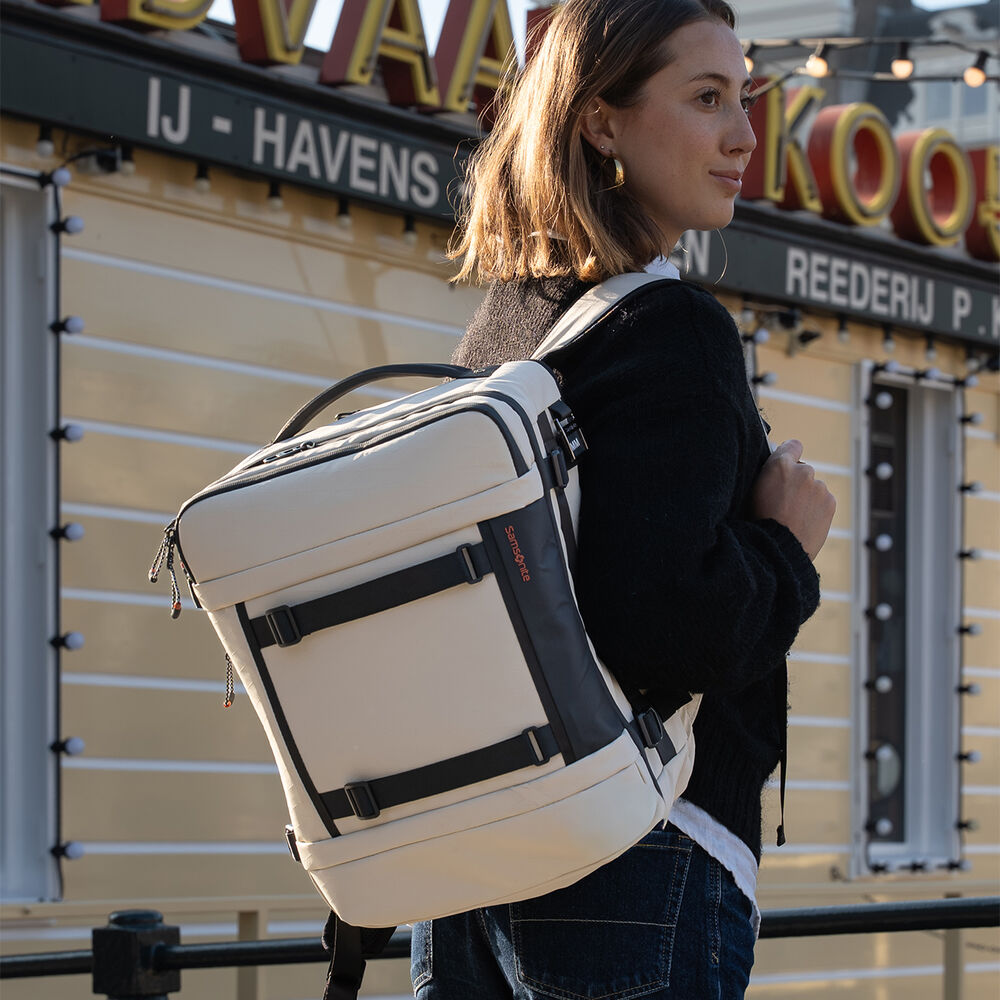Sac Samsonite Cabin Pack port&eacute; sur une &eacute;paule pendant un d&eacute;placement en ville