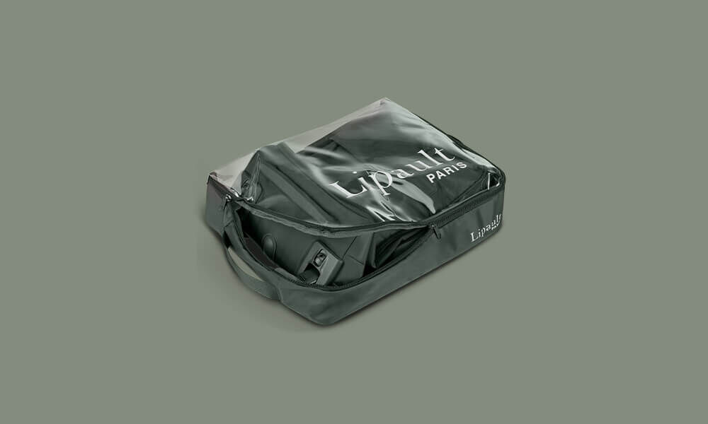Valise Lipault Foldable Plume 55 cm pliée dans sa housse de rangement